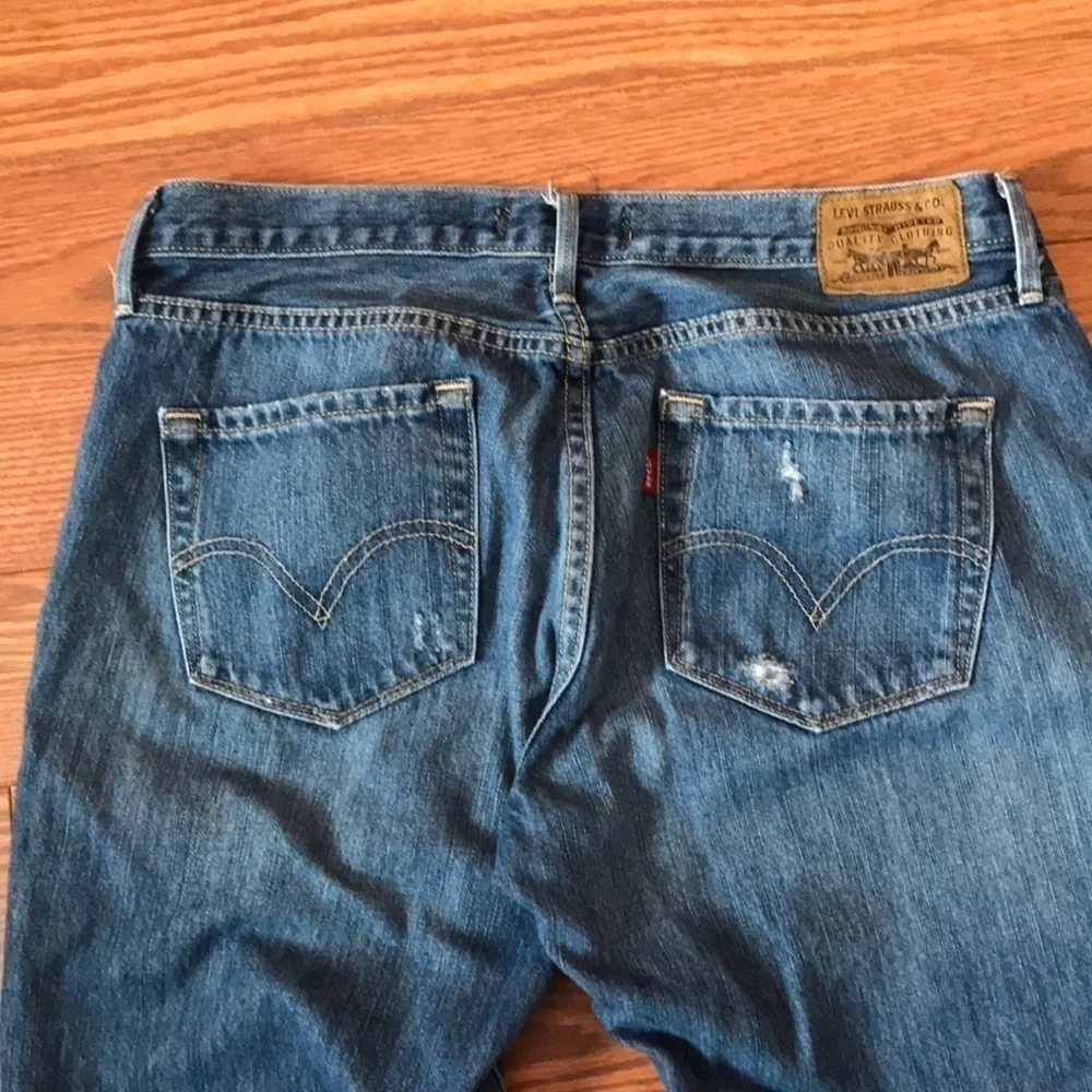 EUC Levi’s distressed boyfriend jeans